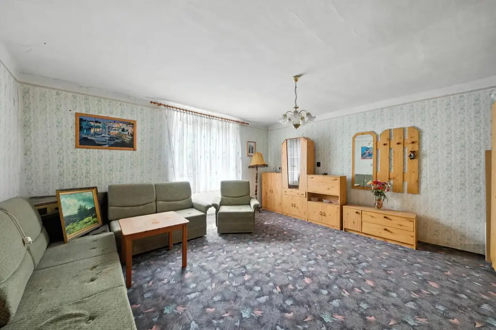 Renovierungsbedürftige Liegenschaft mit zwei Wohneinheiten, Nebengebäuden & Garage!