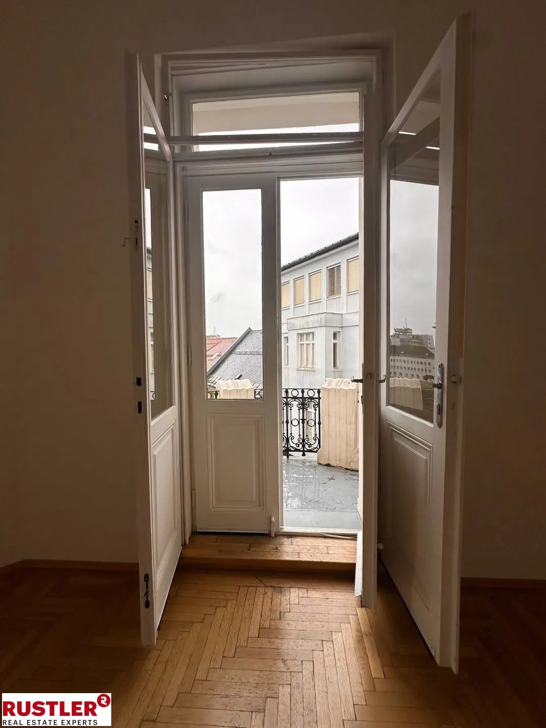 Repräsentative Altbauwohnung im Zentrum mit Balkon