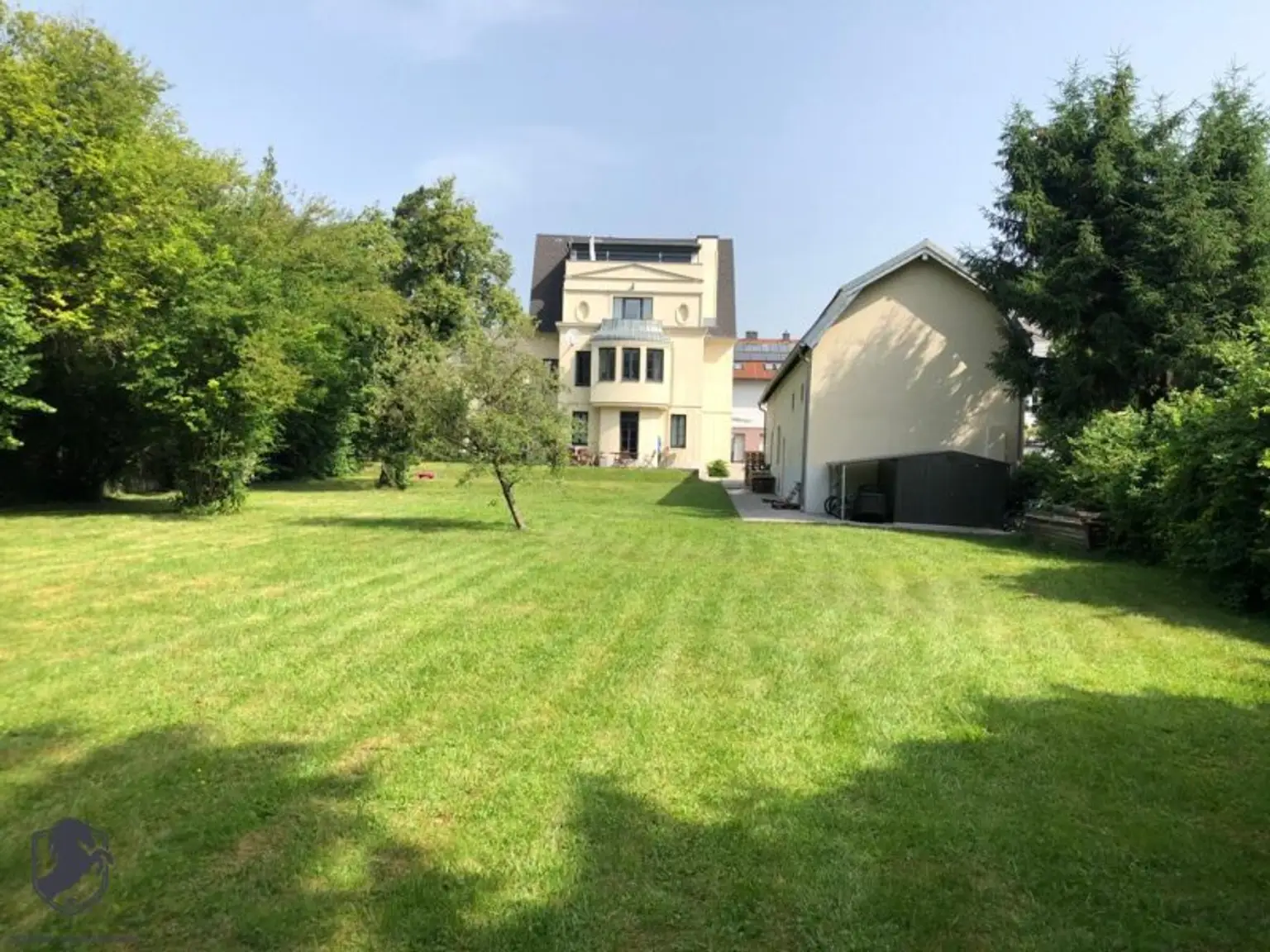 Außergewöhnliche Villa mit drei Wohneinheiten, Gewerbeeinheit & teilbarem Grundstück