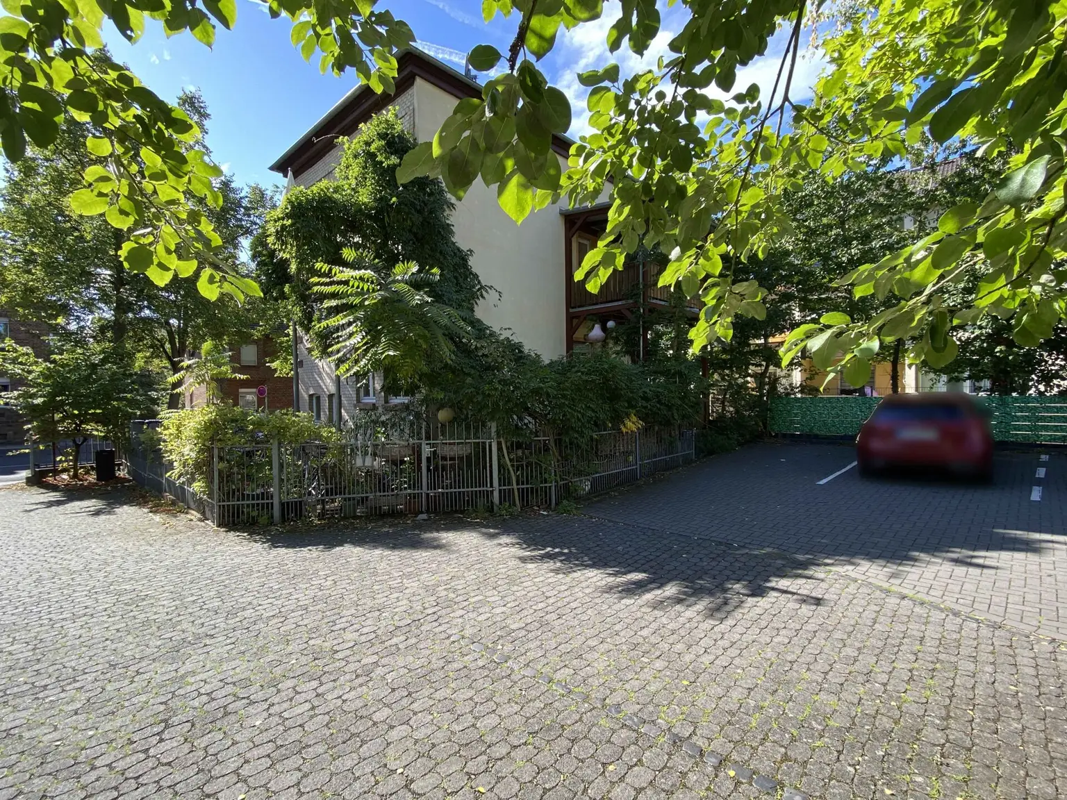 Seitenansicht vom Parkplatz