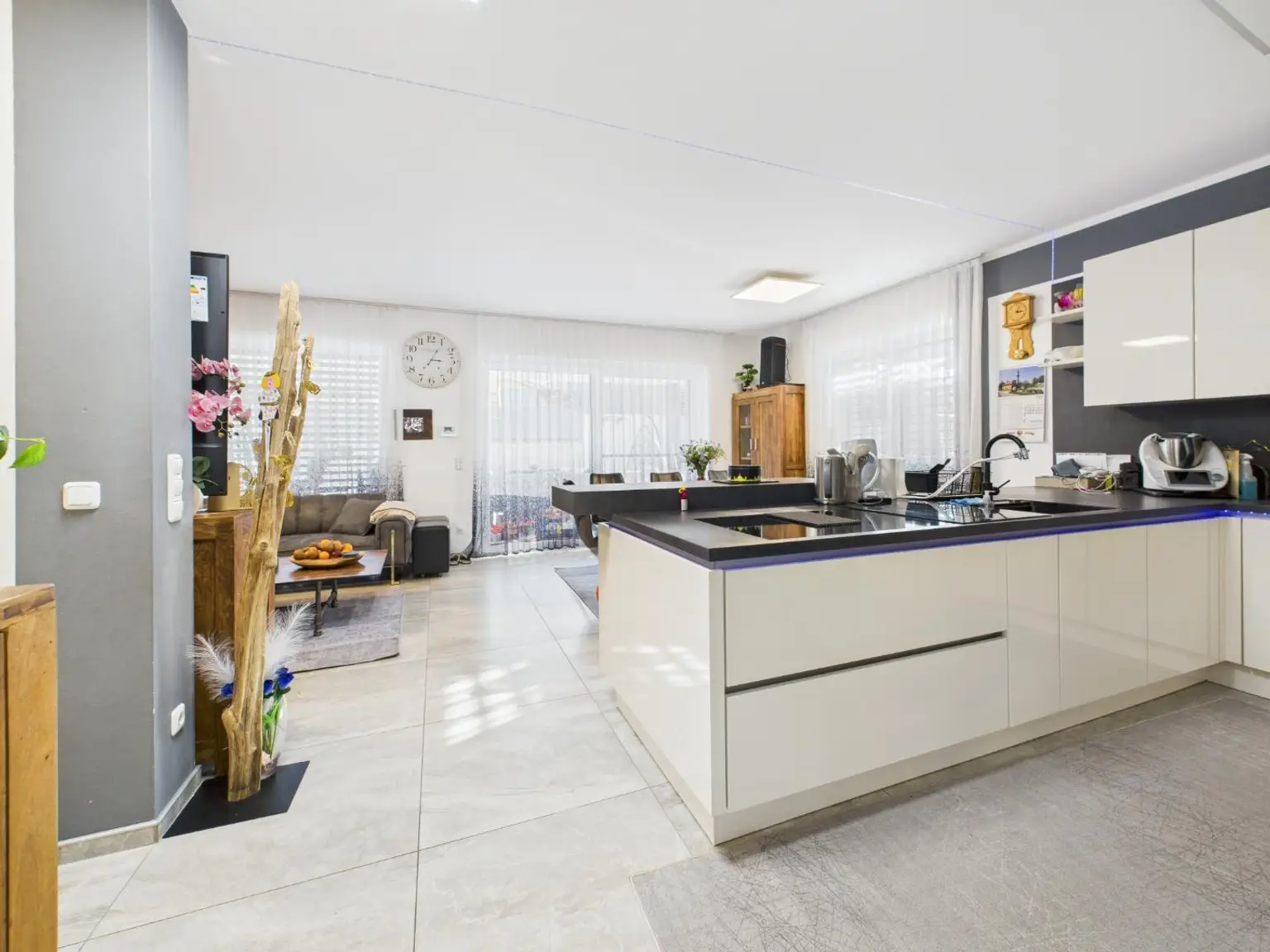 Wohn-, Ess- und Kochbereich 1