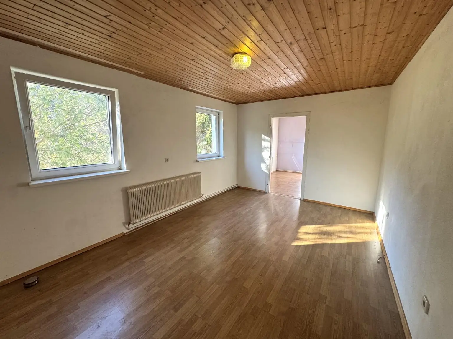 Sanierungsbedürftiges Mehrfamilienhaus mit großem Grundstück und hoher Bebauungsdichte