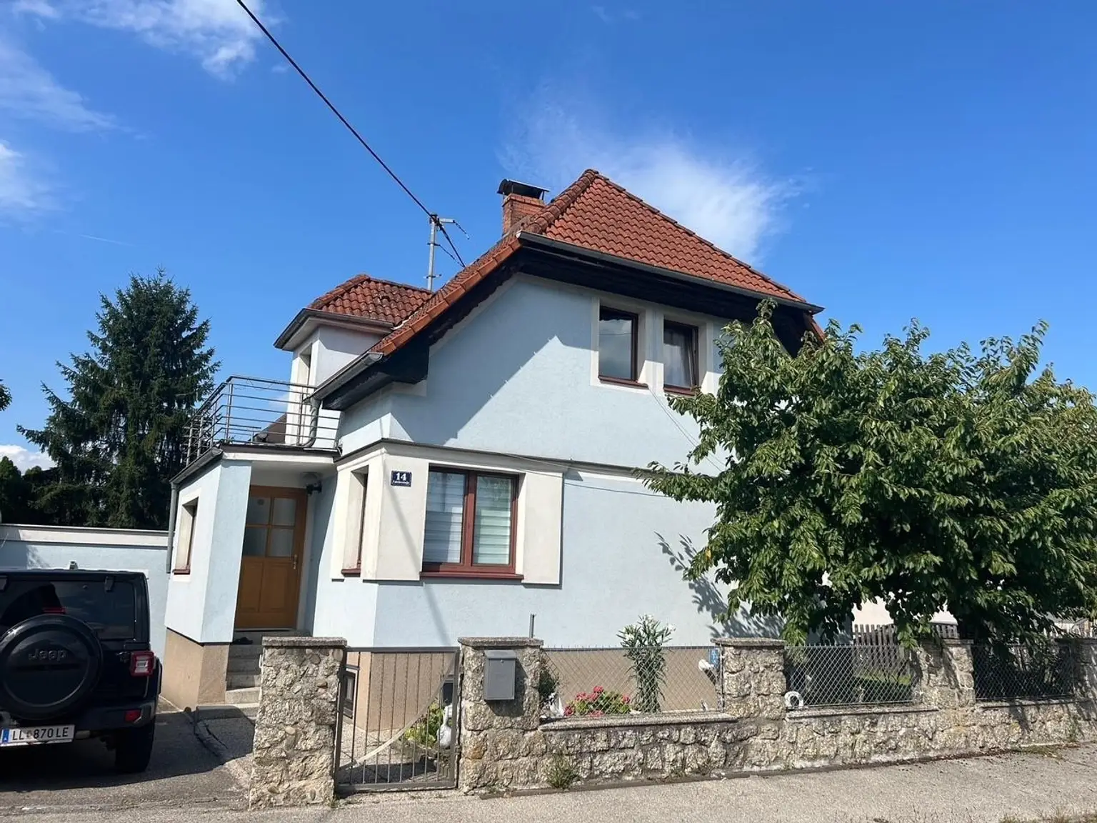 Kompaktes Wohnhaus mit Keller