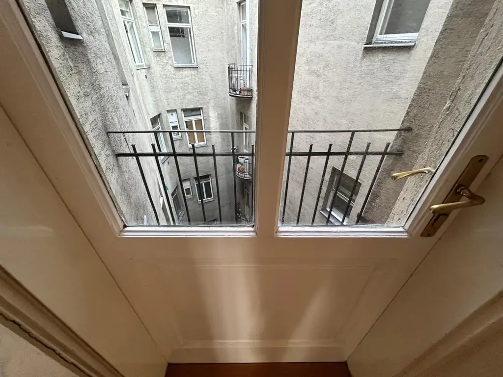 TRAUMHAFTE 219 m² ALTBAUWOHNUNG AM ROCHUSMARKT!