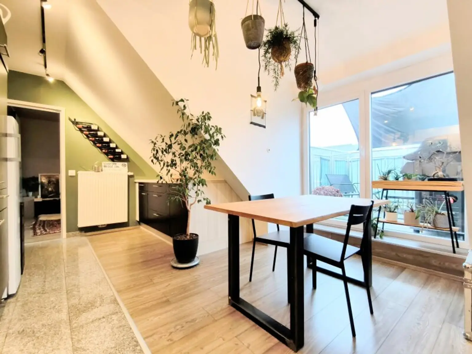 3-Zimmer-Dachgeschosswohnung mit 2 Balkonen, Wintergarten-Loggia & Weitblick - U2 Hardeggasse fußläufig - Klimaanlage & Küche