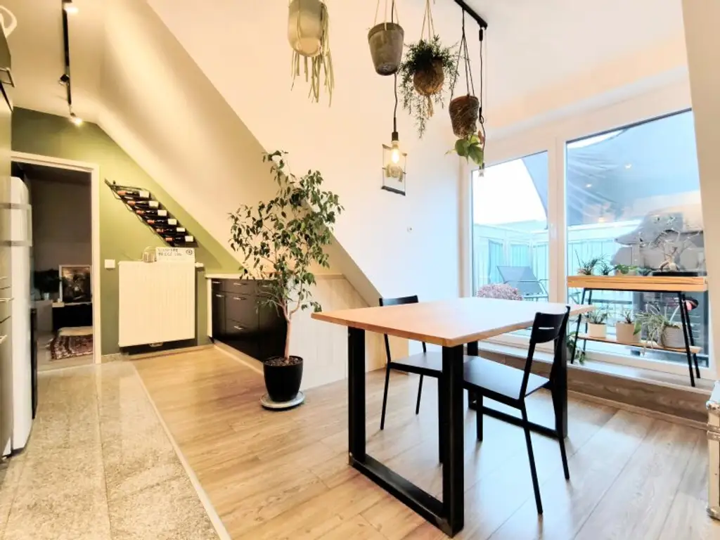 3-Zimmer-Dachgeschosswohnung mit 2 Balkonen, Wintergarten-Loggia & Weitblick - U2 Hardeggasse fußläufig - Klimaanlage & Küche