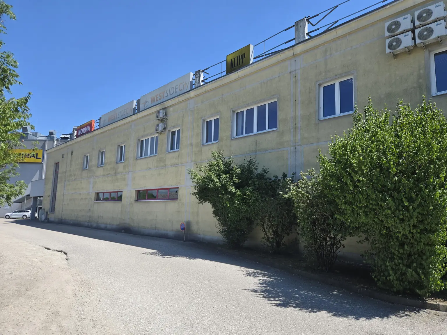 Kunden und Besucher-Parkplätze entlang der Zufahrtsstraße