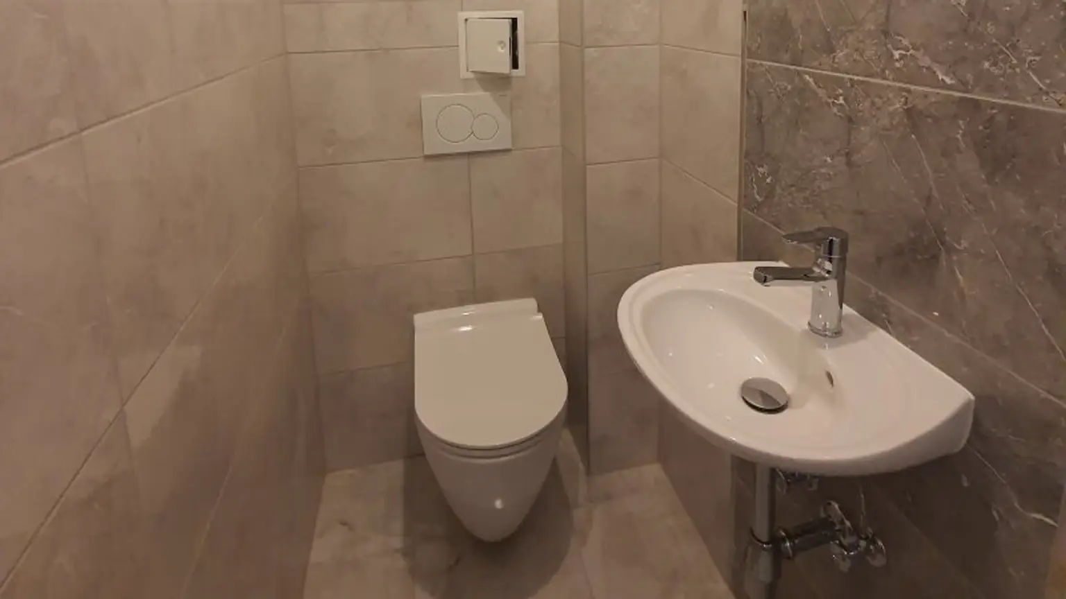 Zinshaus mit 5 Wohneinheiten, 5 KFZ Garagenplätze, Balkone, Garten (vermietet)