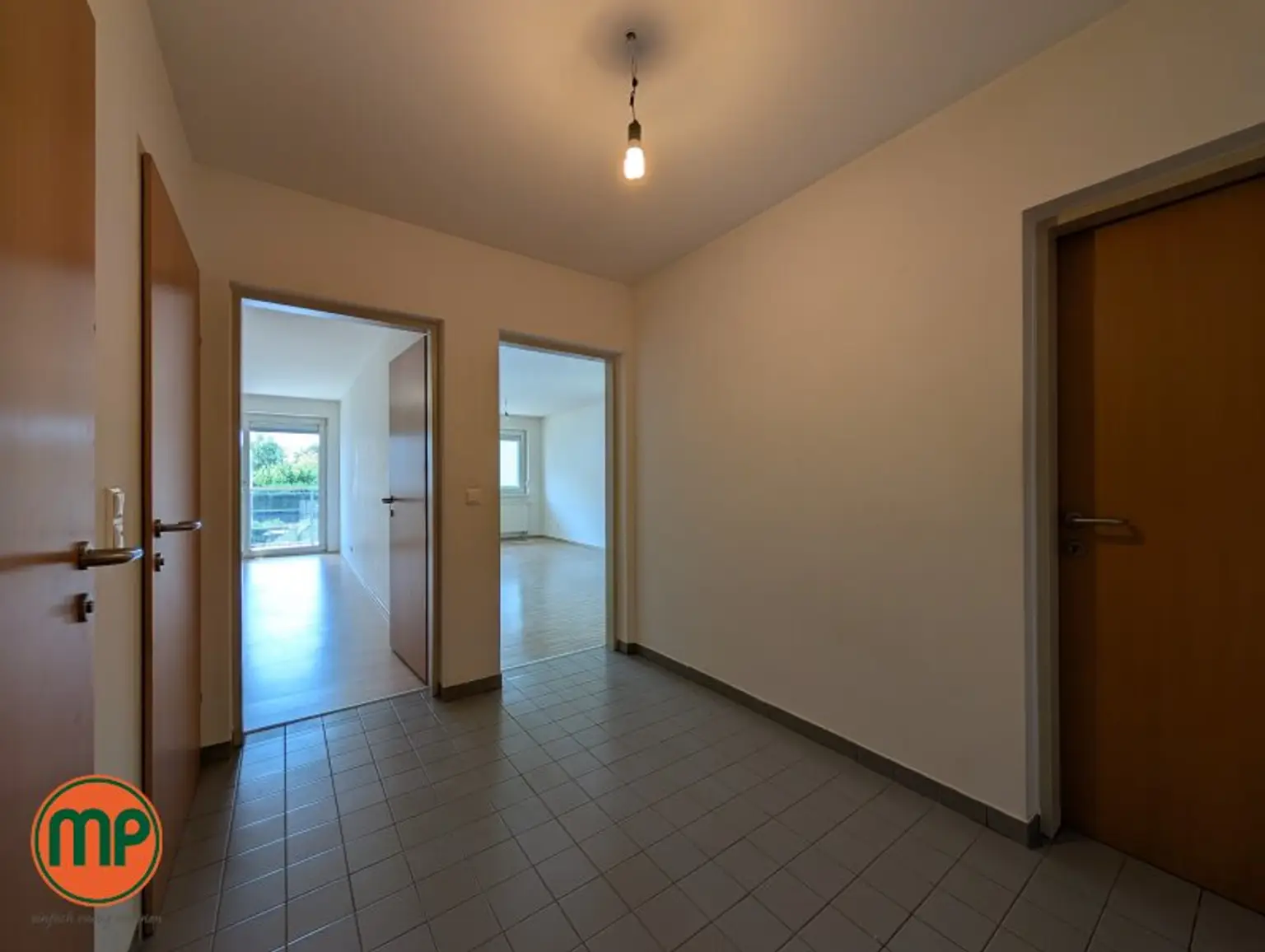 perfekte Raumaufteilung, riesiger Balkon und begehbarer Kleiderschrank sowie eine Garage