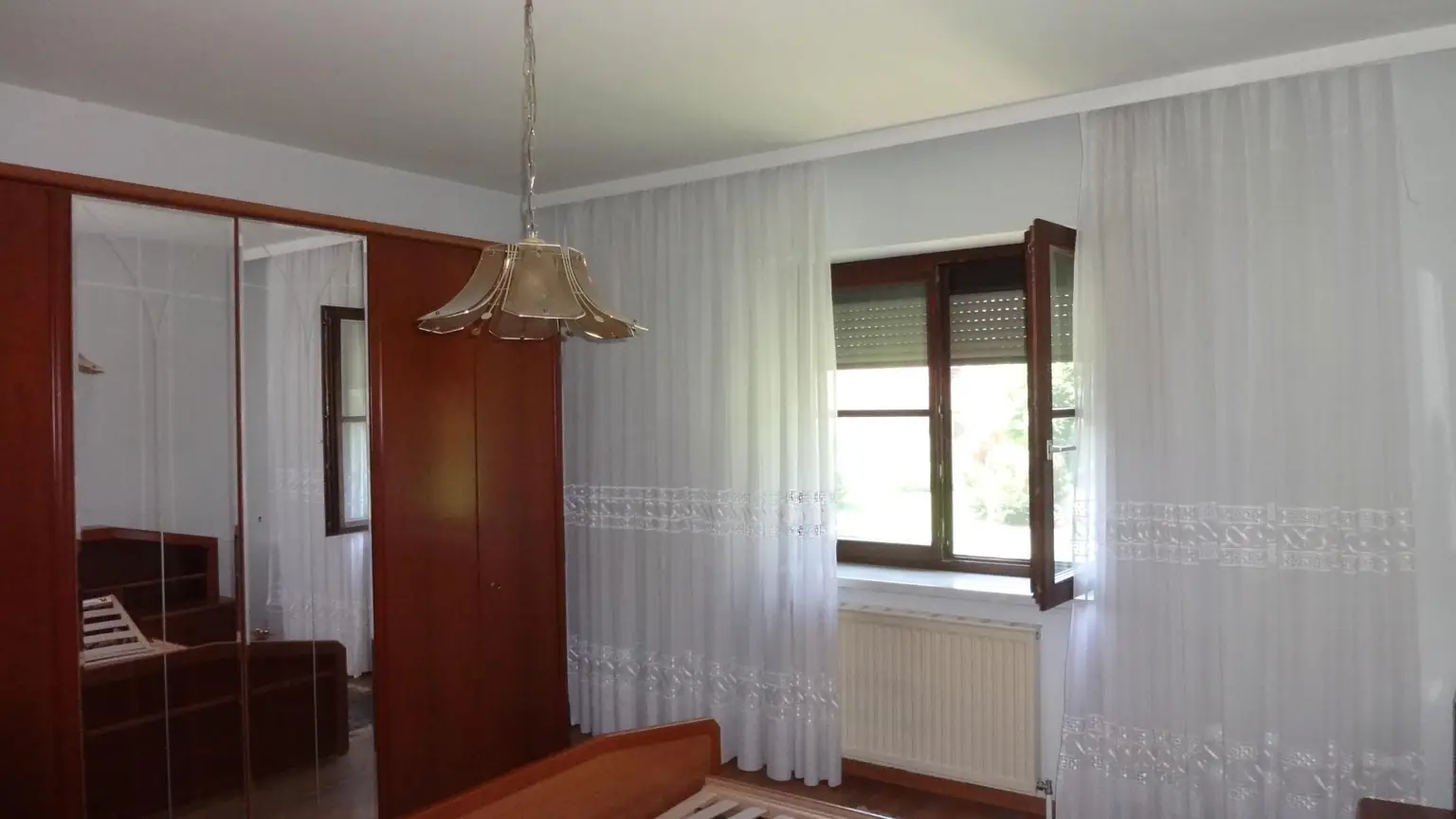 Charmantes Einfamilienhaus auf großem Grund in ruhiger Lage !
