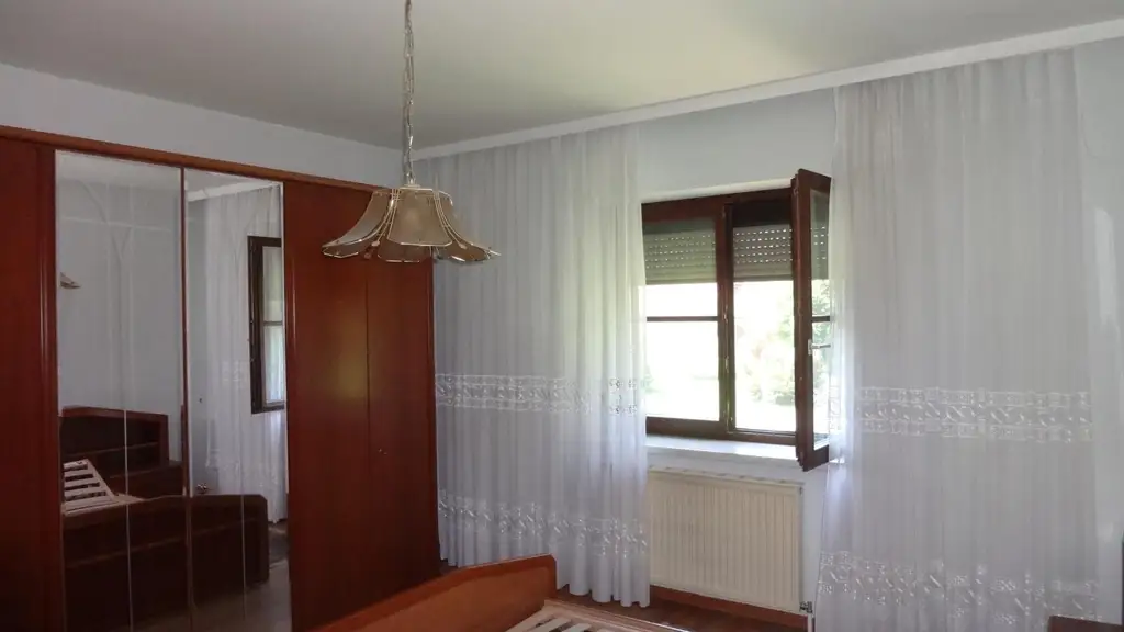 Charmantes Einfamilienhaus auf großem Grund in ruhiger Lage !