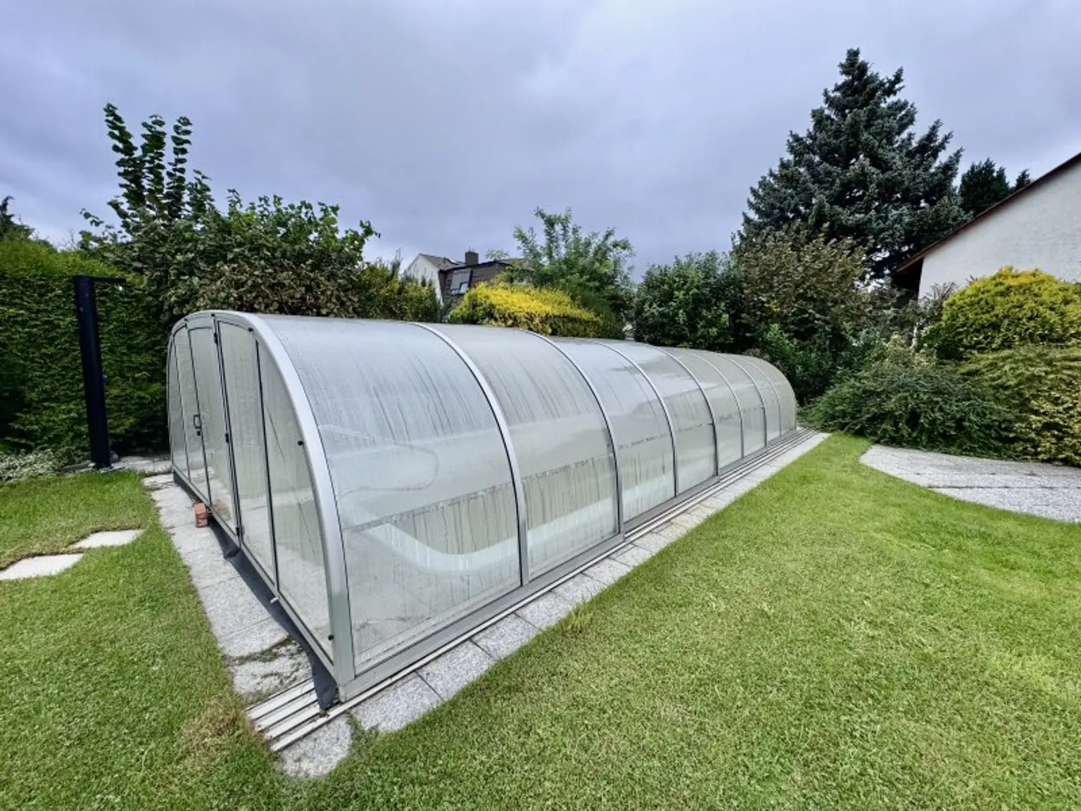 IHR NEUES ZUHAUSE - GROßZÜGIGES EINFAMILIENHAUS MIT SWIMMINGPOOL IN FLORIDSDORF