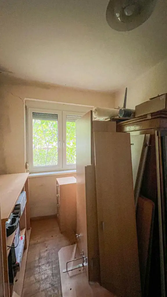 Einfamilienhaus mit großem Grundstück und Nebengebäuden