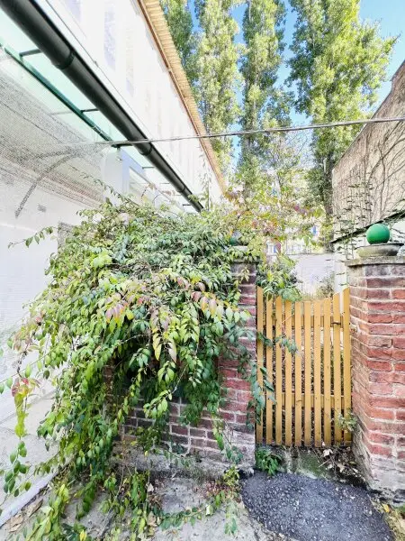 Wiener Stadthaus bei Schönbrunn – Airbnb-Nutzung & attraktives Entwicklungspotenzial mit Baubewilligung