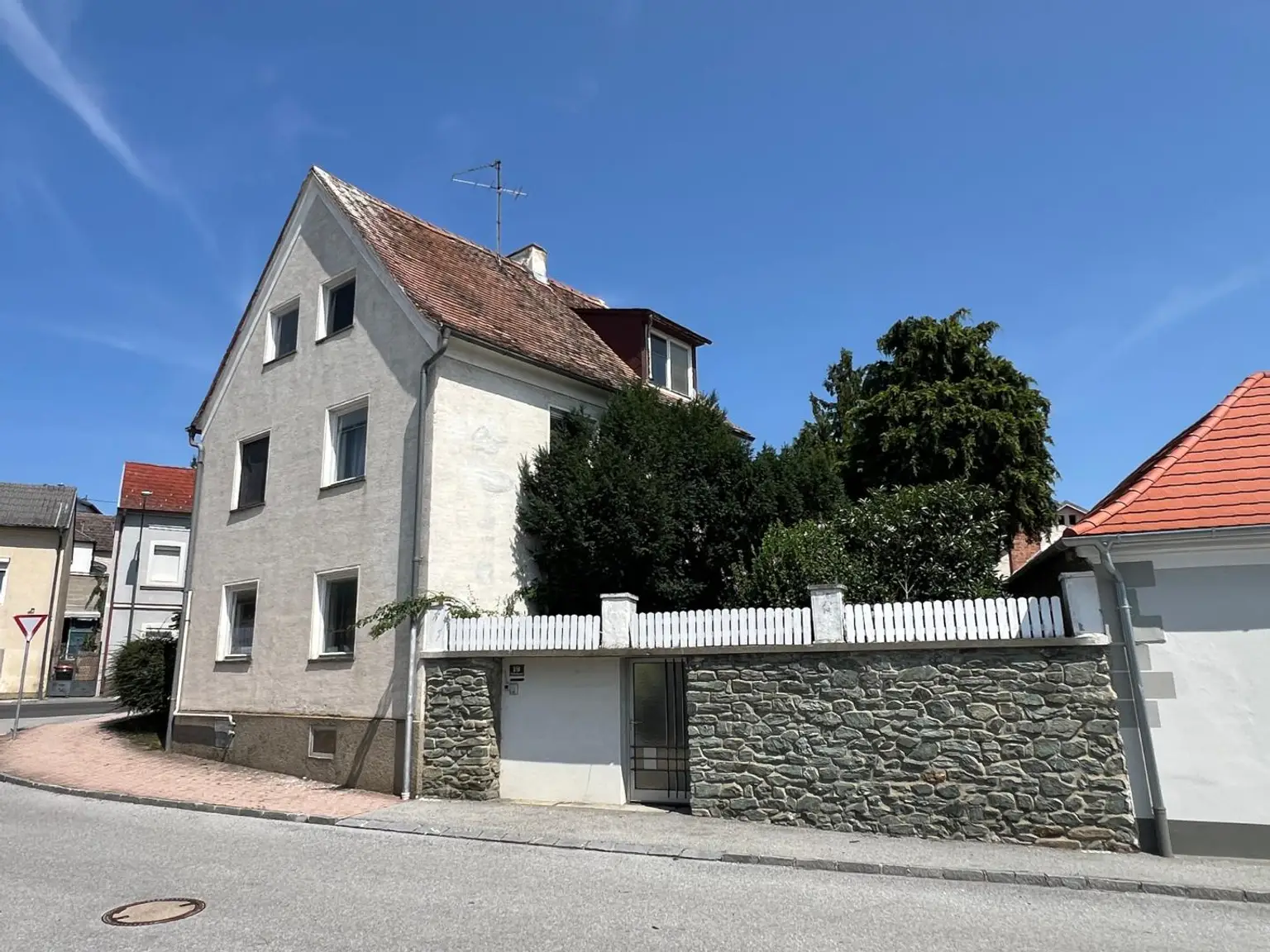 Große Familie? Viel Platz und uneinsehbarer Innenhof!