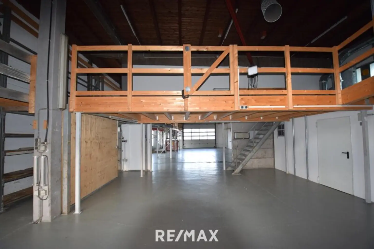 Halle mit Aufgang zur Galerie