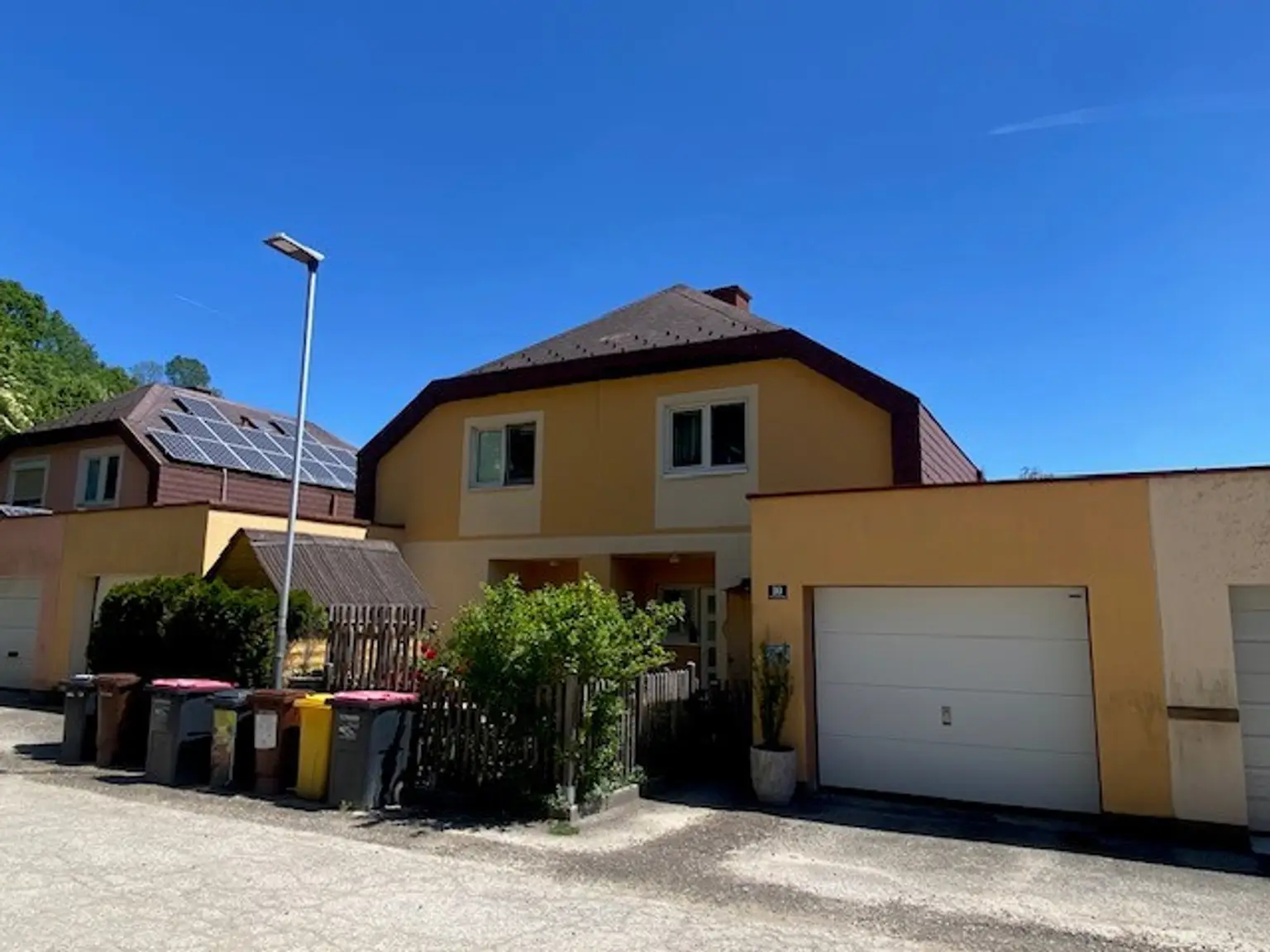 Hausfront mit Garage