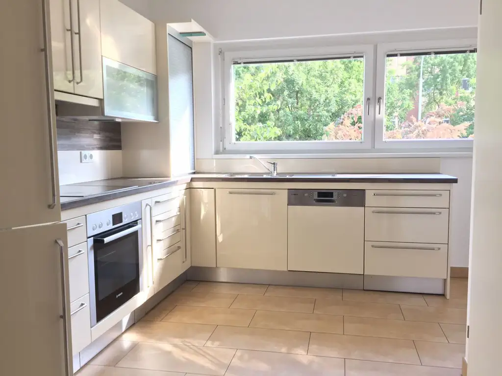 Schöne 3-Zimmer-Wohnung mit Blick ins Grüne im 22ten!