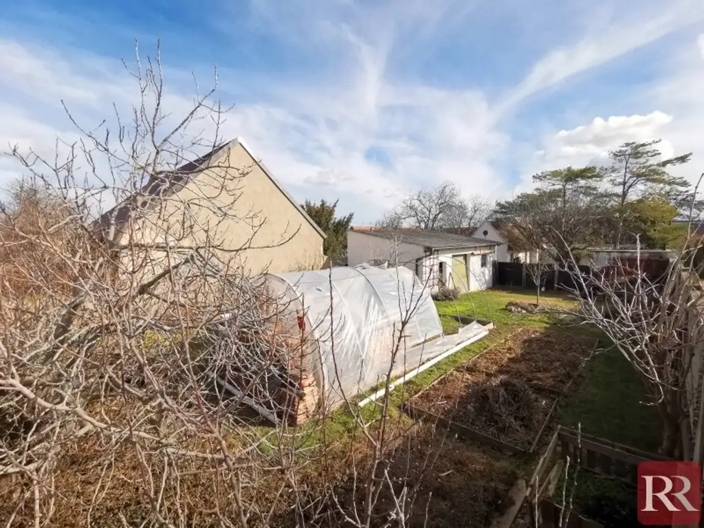 Sonniges Baugrundstück mit 50m² Halle