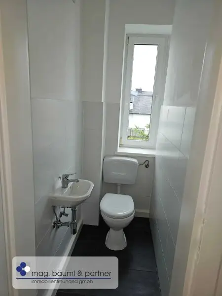 3 geräumige Zimmer, Küche mit Essplatz, Gartennutzung und PKW Stellplatz