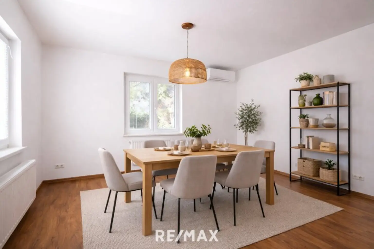 Esszimmer (virtuell eingerichtet)