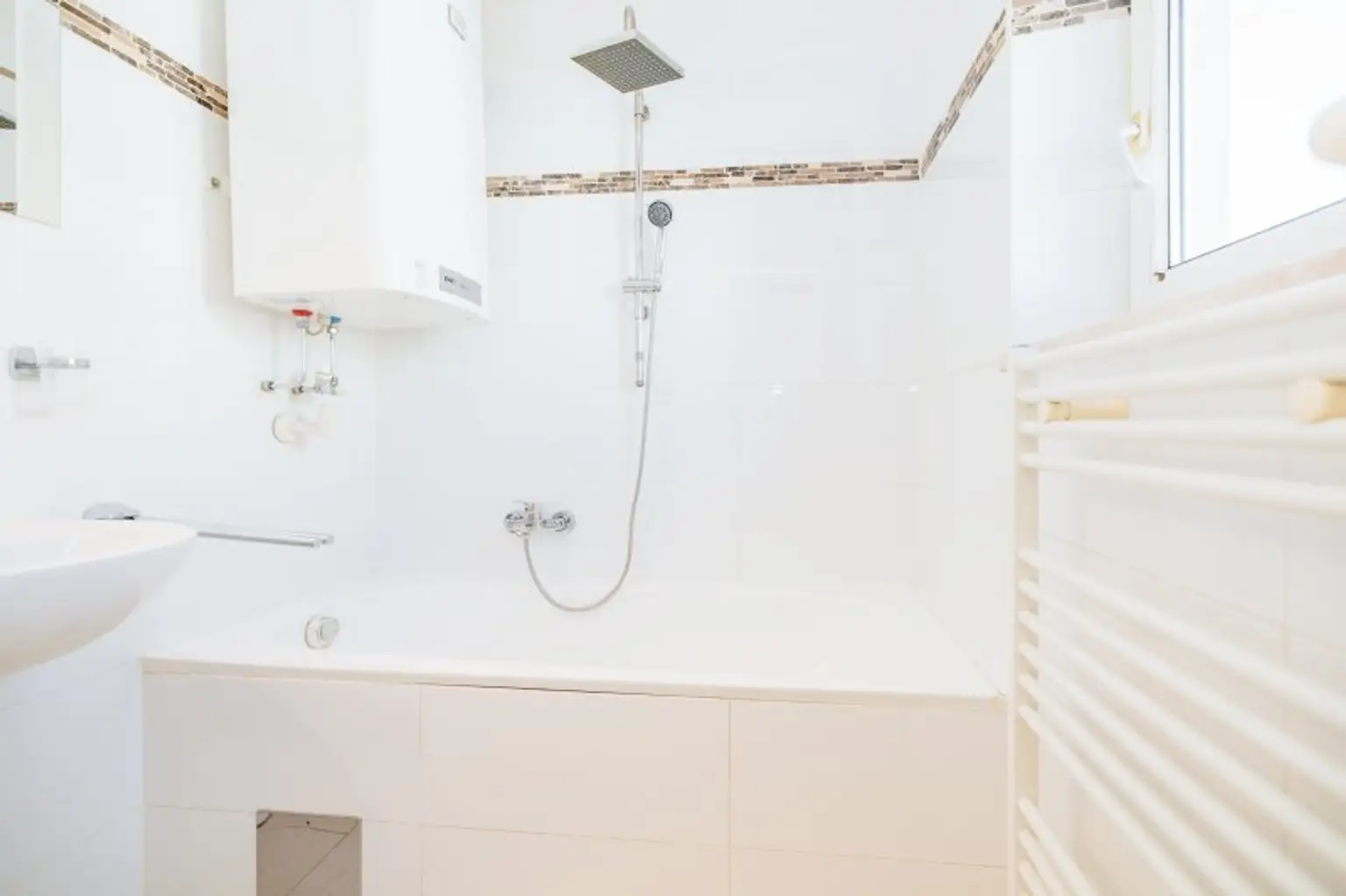 KEINE MAKLERGEBÜHR I MODERNISIERT I HOCHWERTIGE BADEWANNE I DESIGN-EINBAUKÜCHE I BAHNHOFSNAH I HAUSTIERFREUNDLICH I MODERNER WOHNSTIL I DURCHDACHTER GRUNDRISS I PROJEKT WOHNEN I