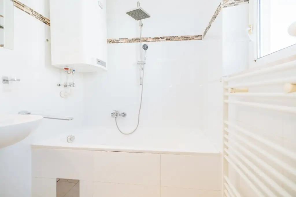 KEINE MAKLERGEBÜHR I MODERNISIERT I HOCHWERTIGE BADEWANNE I DESIGN-EINBAUKÜCHE I BAHNHOFSNAH I HAUSTIERFREUNDLICH I MODERNER WOHNSTIL I DURCHDACHTER GRUNDRISS I PROJEKT WOHNEN I