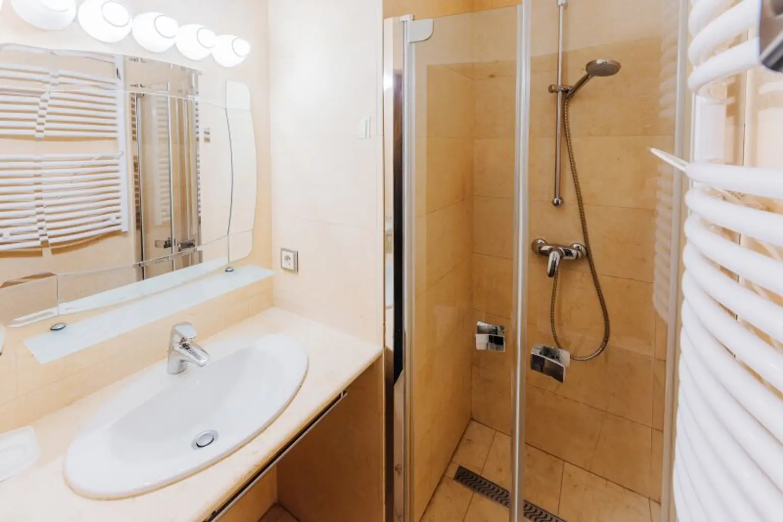 Stilvolle Altbauwohnung im Herzen der Wiener Innenstadt – vollmöbliert und sofort bezugsfertig