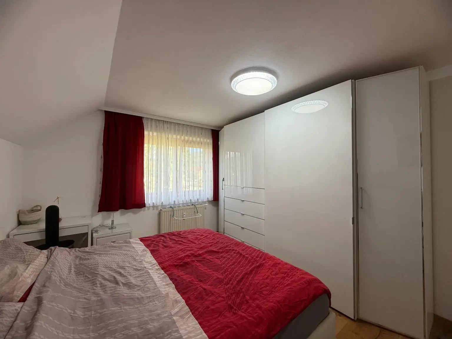 *** Hochwertig möbliert & top saniert: Stilvolle 74m²-Wohnung mit Loggia in ruhiger Lage + Carport ***