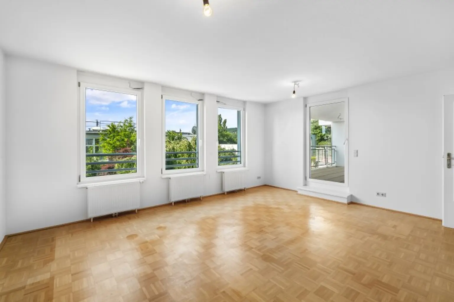 Wohntraum am Schafberg – Lichtdurchflutete Wohnung mit Loggia