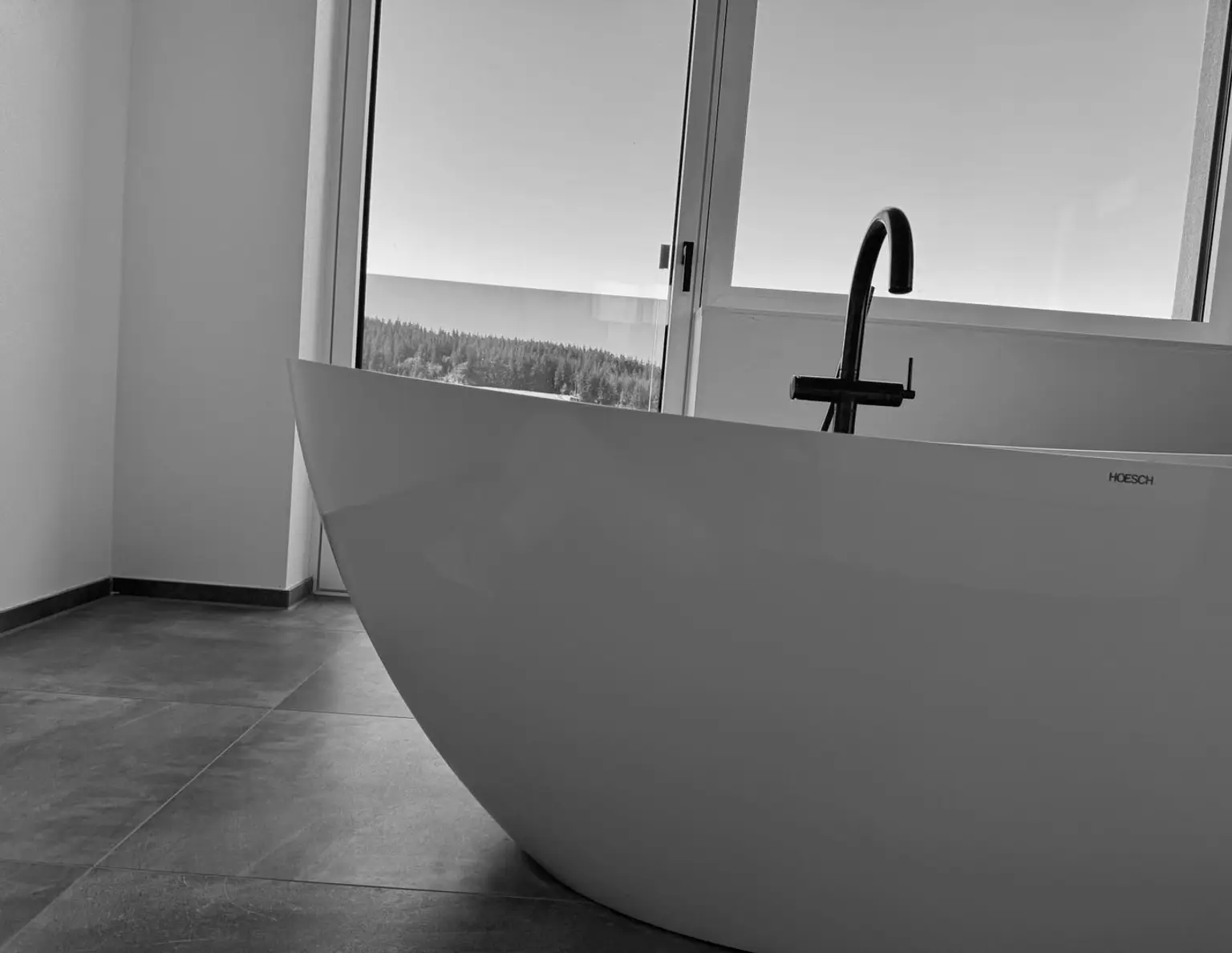 Zuhause ankommen: Traumhaus mit Salzwasserpool und moderner Gartengestaltung.