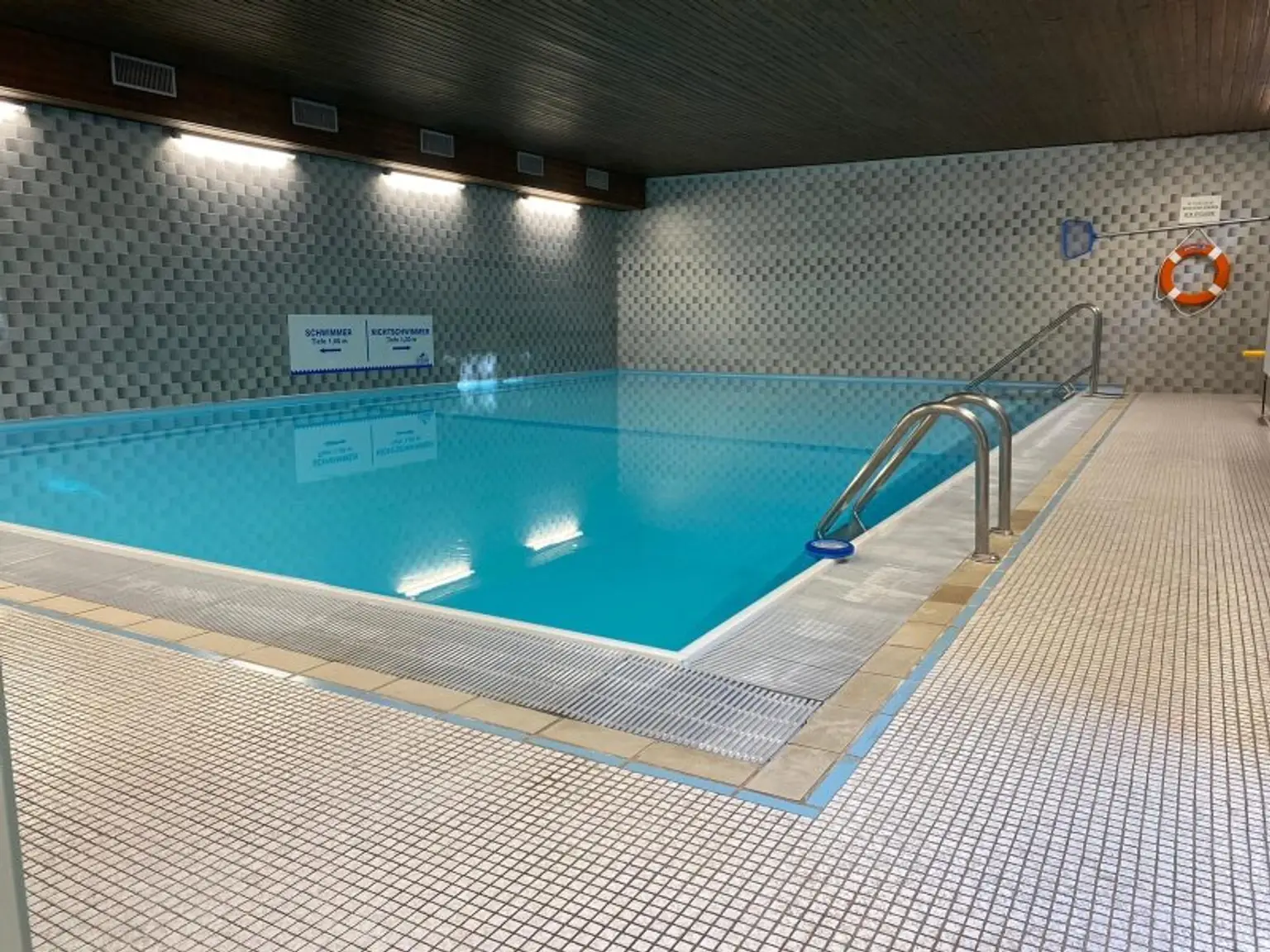 Grünruhelage! Geräumige 4 oder 5 Zimmer-Wohnung mit Loggia & Indoor-Pool