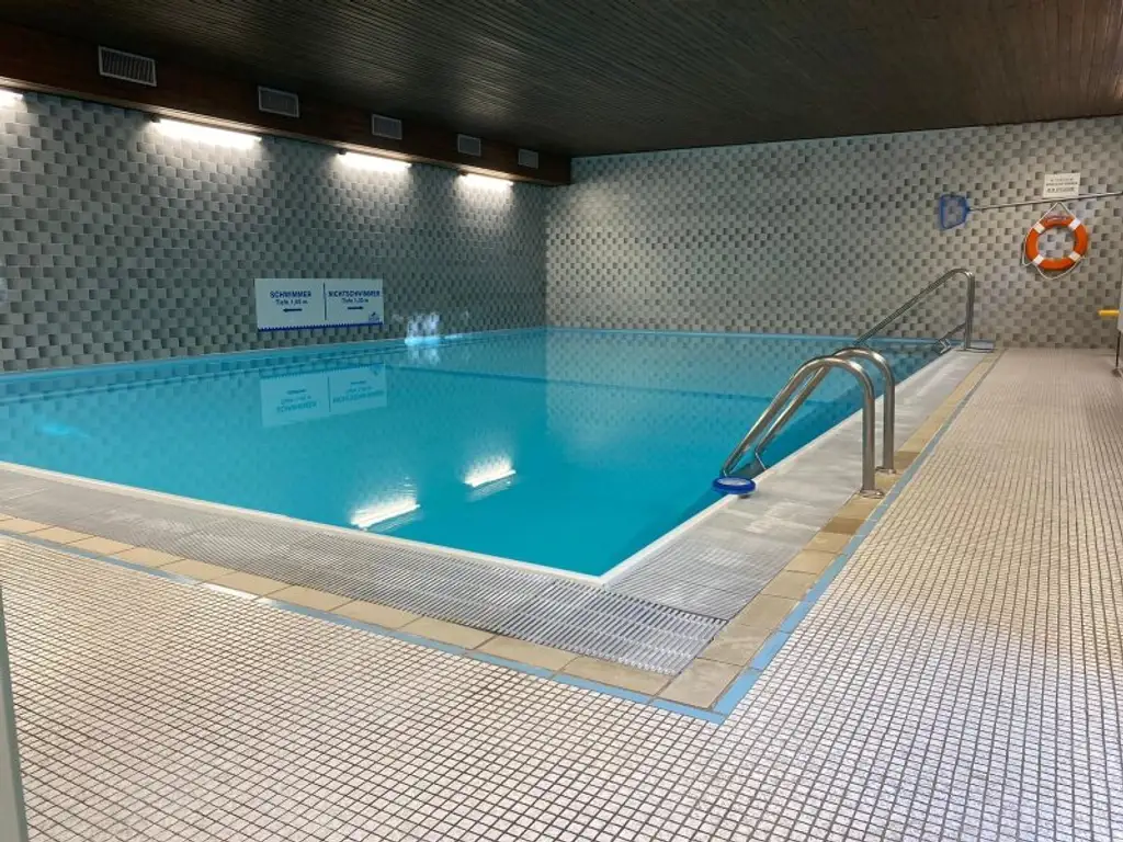 Grünruhelage! Geräumige 4 oder 5 Zimmer-Wohnung mit Loggia & Indoor-Pool