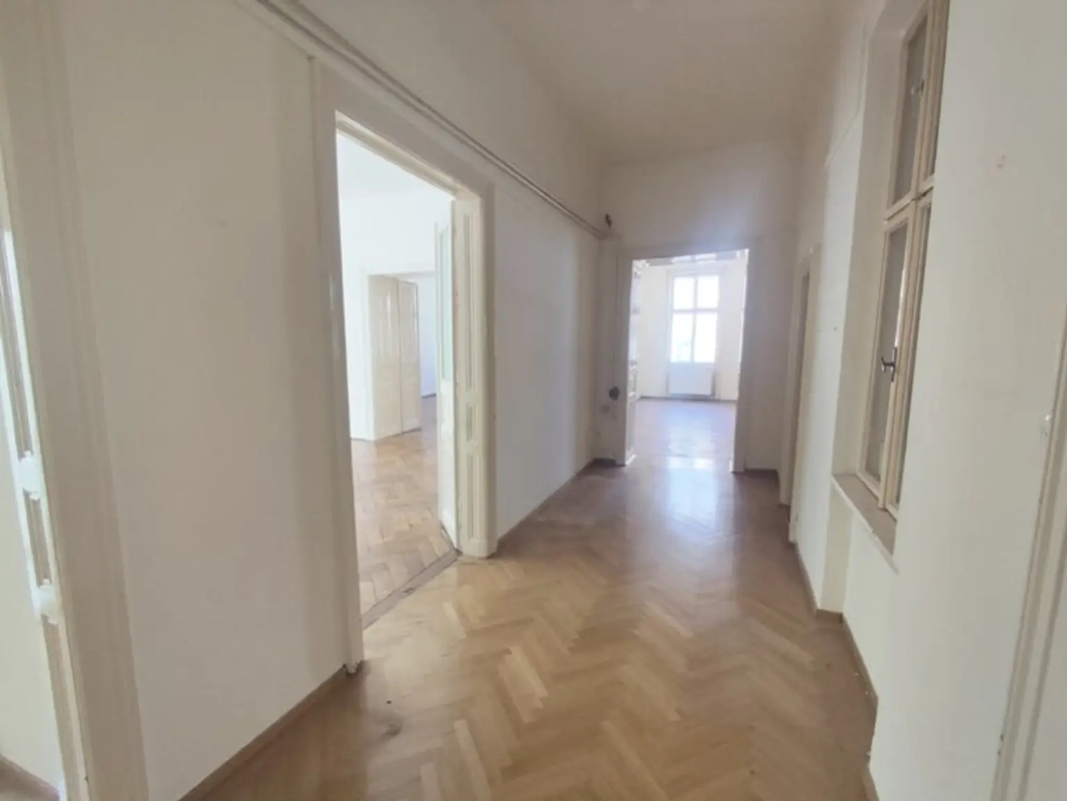 Hörlgasse! Großzügige Altbauwohnung zum selbst gestalten im 3. Liftstock in zentraler Citylage!