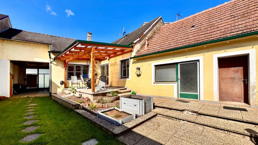 Ehemaliges Bauernhaus mit Nebengebäuden