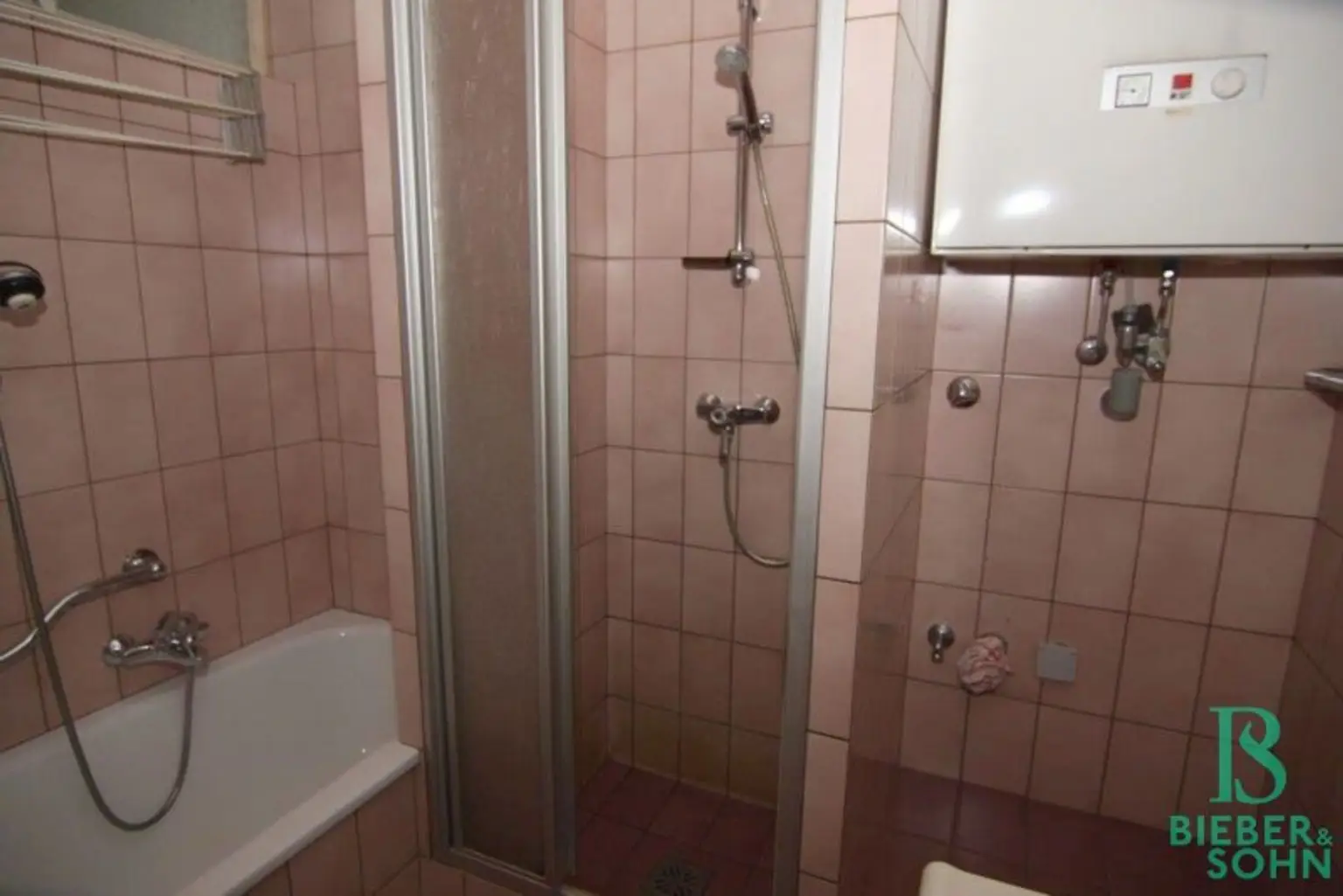 Blick ins Grüne! Zentrumsnahe Loggia-Wohnung - WG geeignet! Garagenplatz!