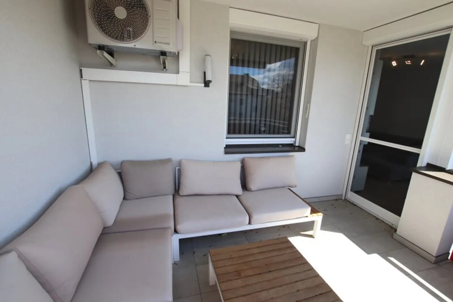 Neuwertige, teilmöblierte 2 Zimmer Penthousewohnung mit Terrasse und Carport in Klagenfurt