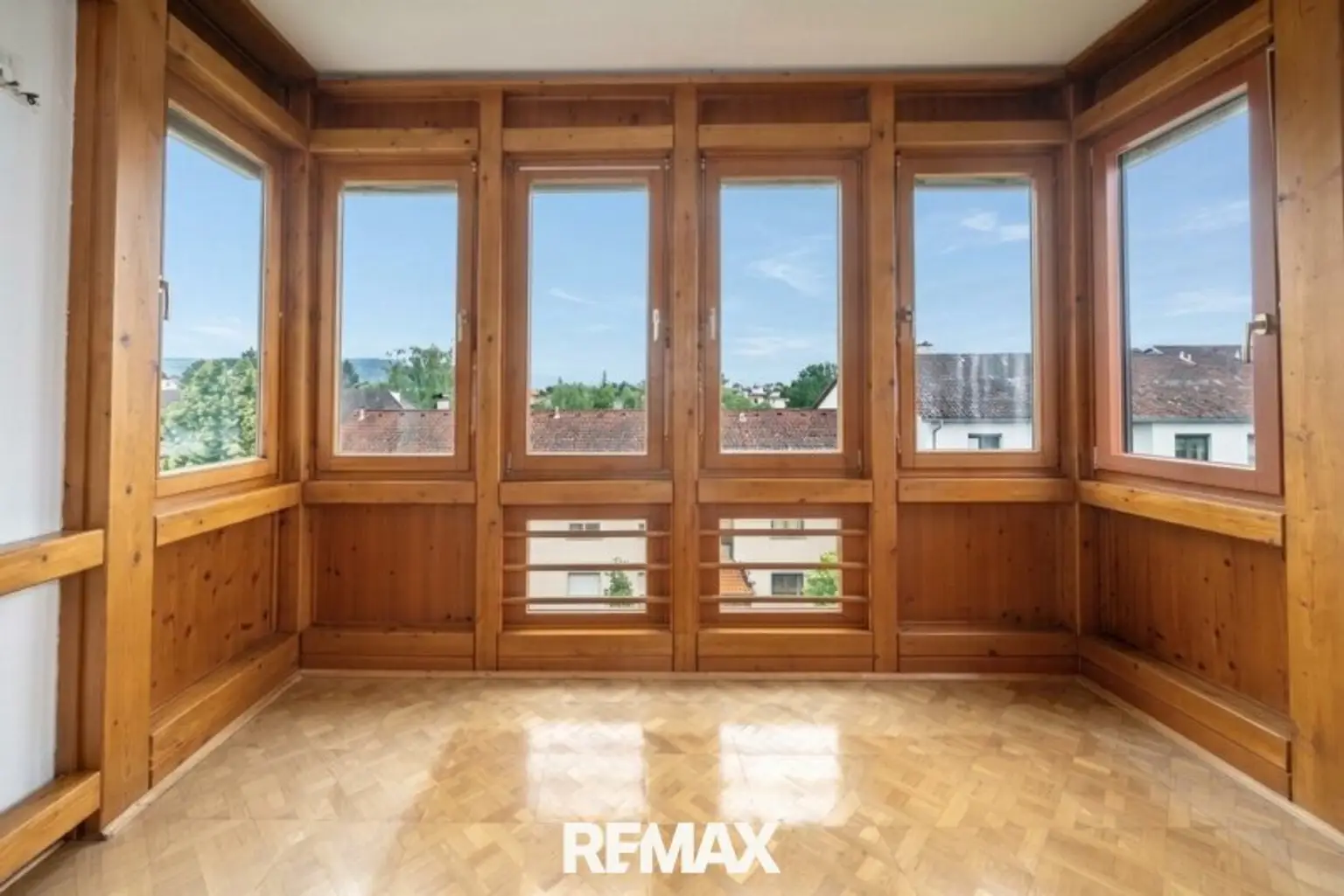 Loggia (über das Wohnzimmer zugänglich)