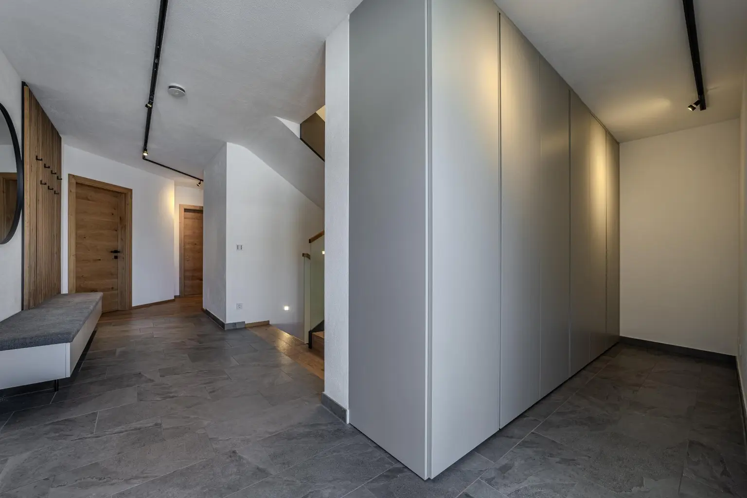 Exklusives Doppelhaus mit Gewerbefläche und Outdoor-Pool in sehr ruhiger Lage
