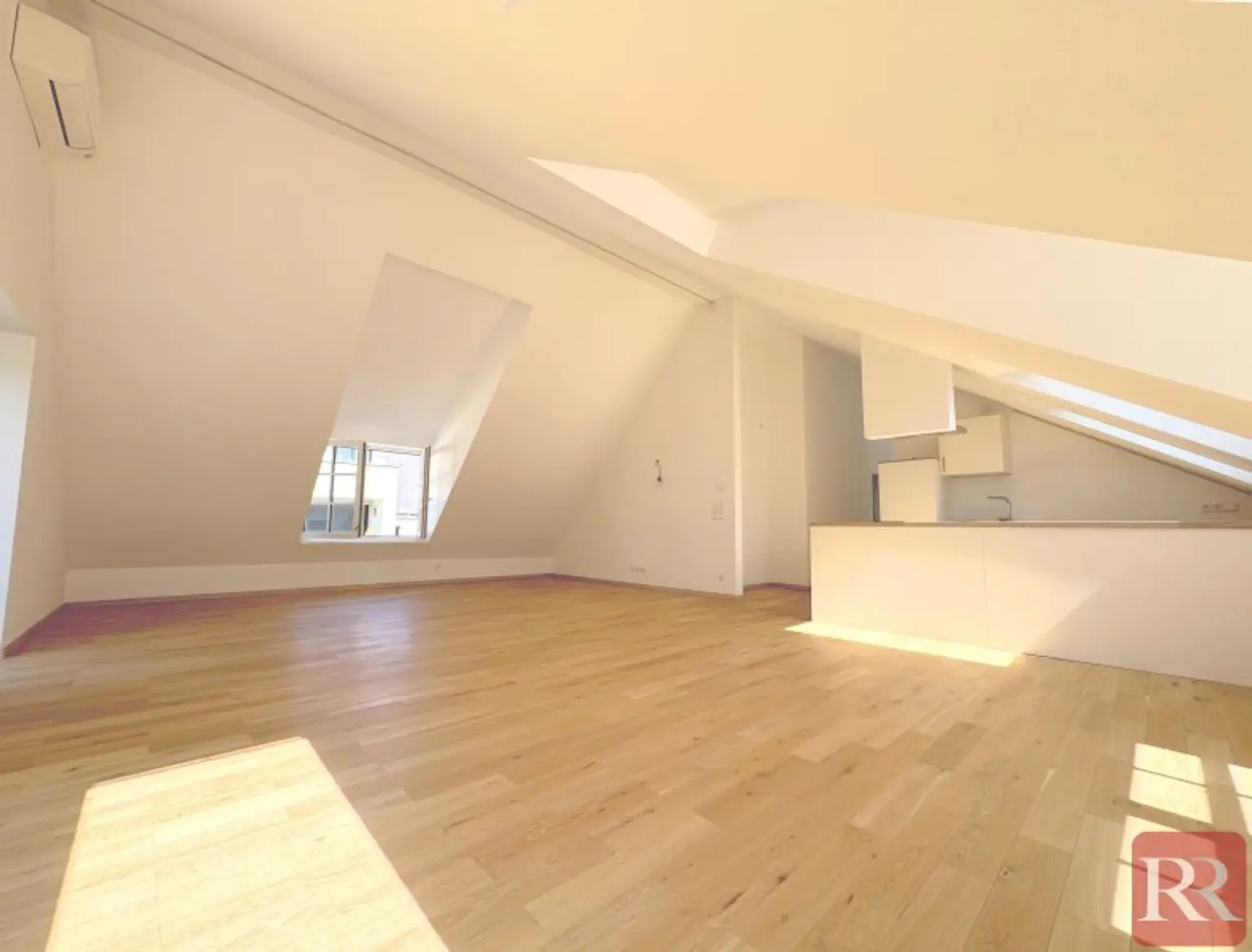 Moderne Dachgeschosswohnung mit hochwertiger Ausstattung und zentraler Lage
