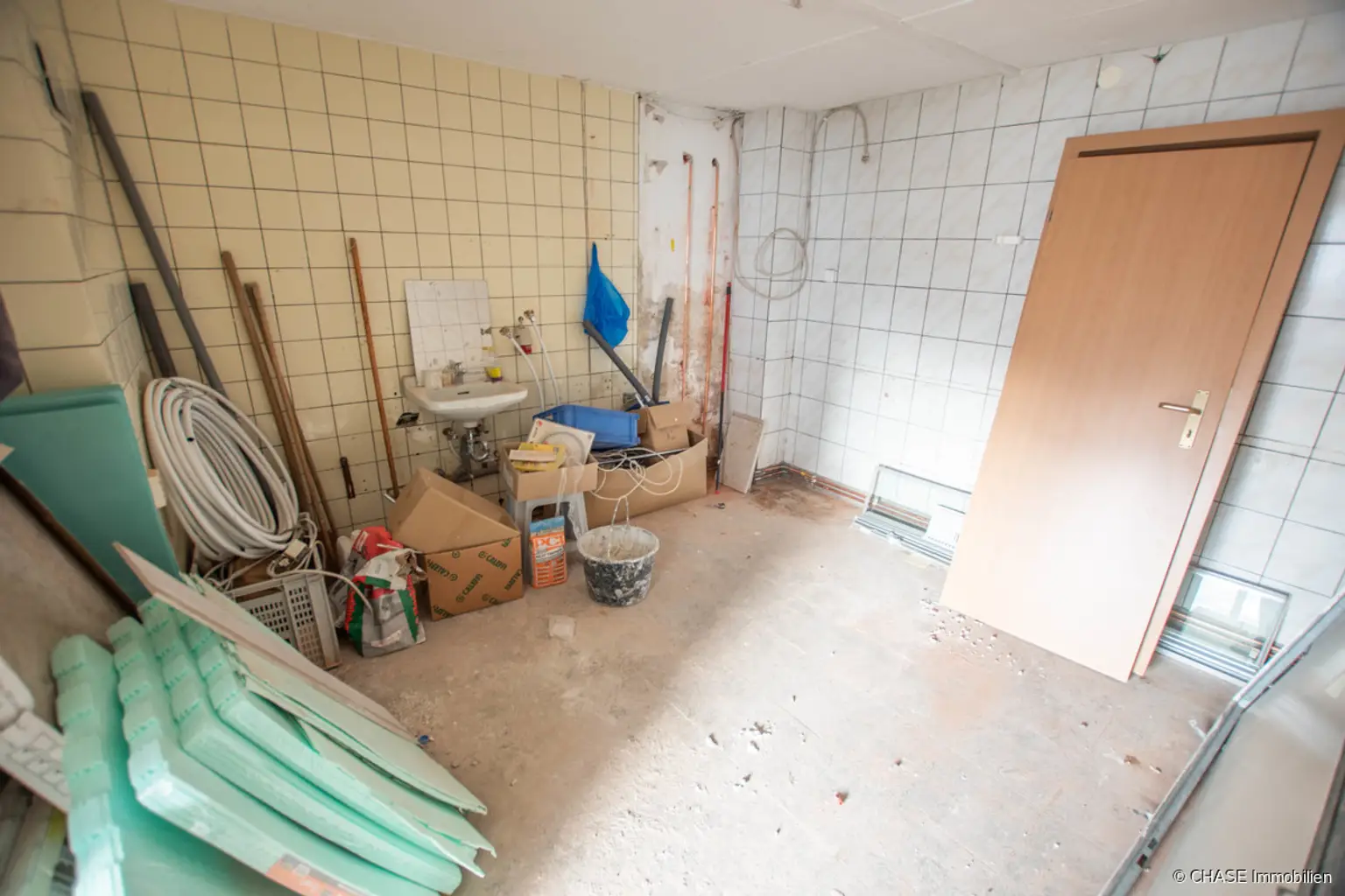 Küche - Waschraum - Ladenlokal Hausfront