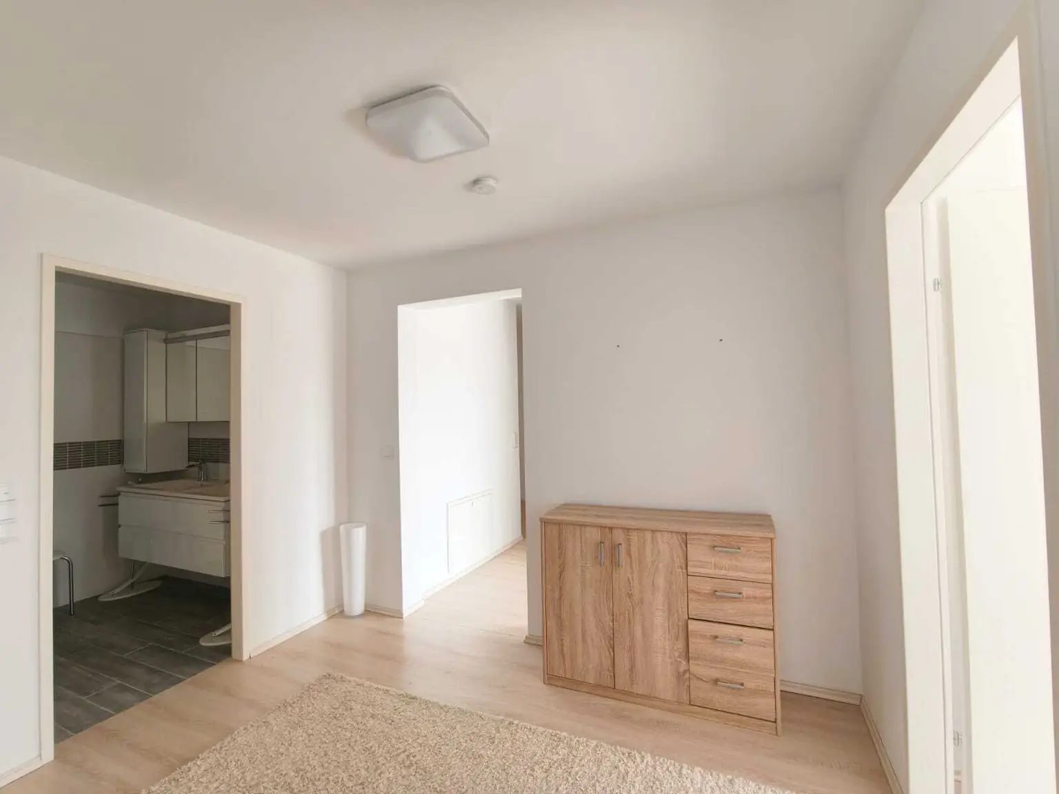 Moderne 3 Zimmerwohnung inkl. Balkon + 2 Garagenplätze!