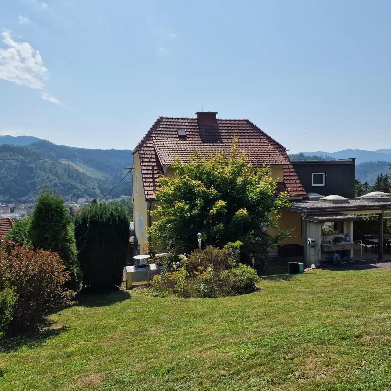 Einziehen und genießen! Sonniges Einfamilienhaus mit Doppelgarage, Terrasse uvm