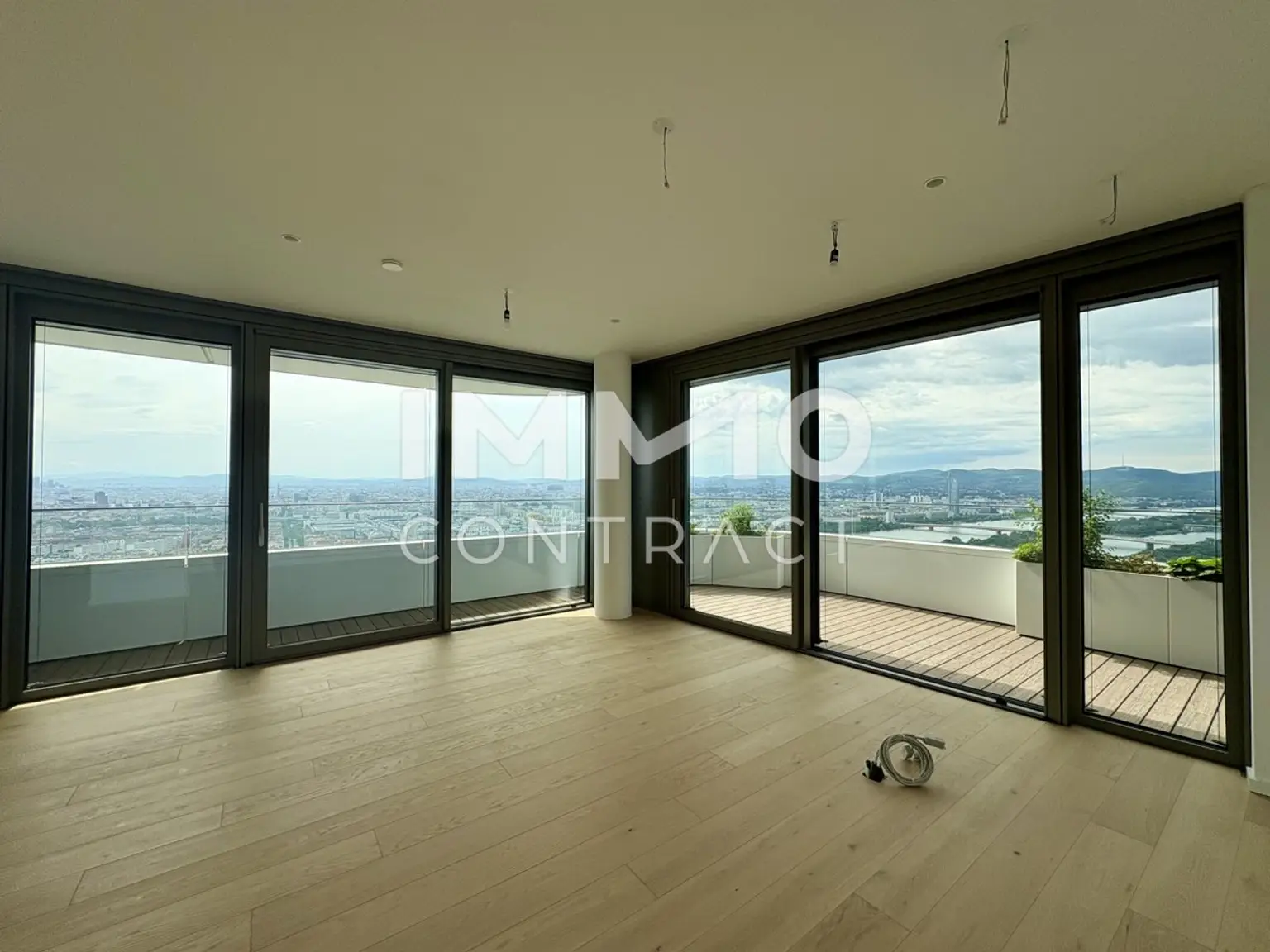 Ausblick wohin das Auge reicht: Geräumiges Apartment mit Annehmlichkeiten (Gym, Pool, Spa, Lounges,)