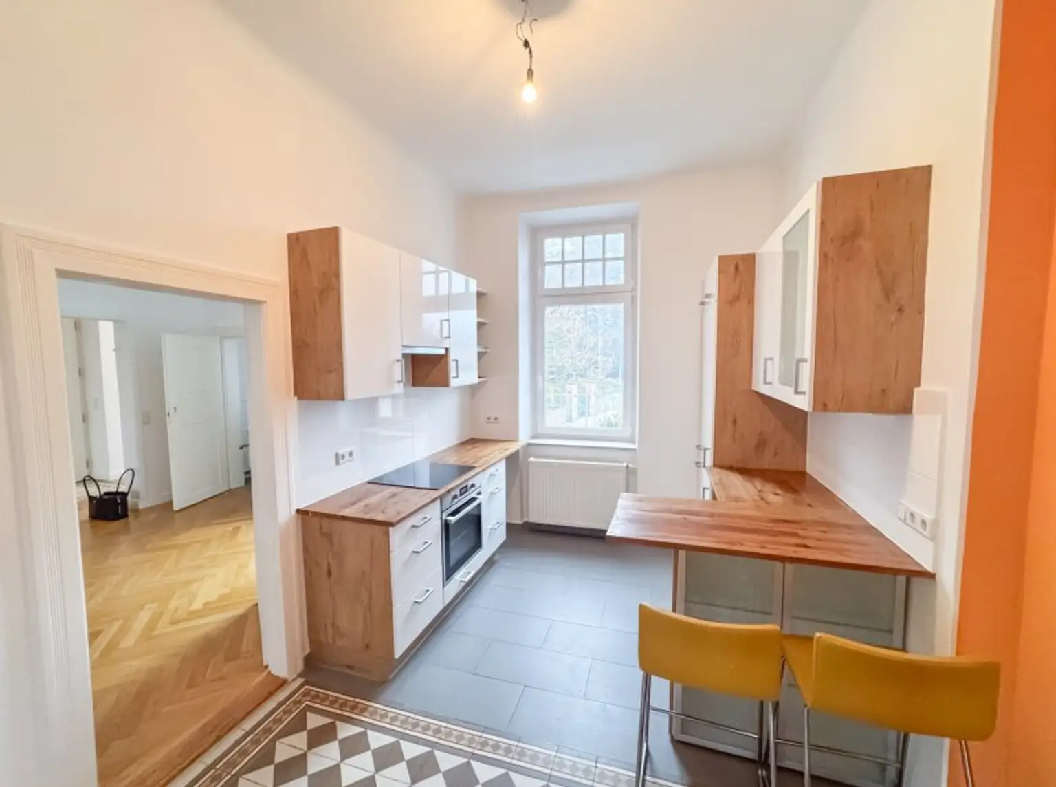 Repräsentatives Altbaubüro mit 2 Balkonen und Blick auf das Stift Klosterneuburg