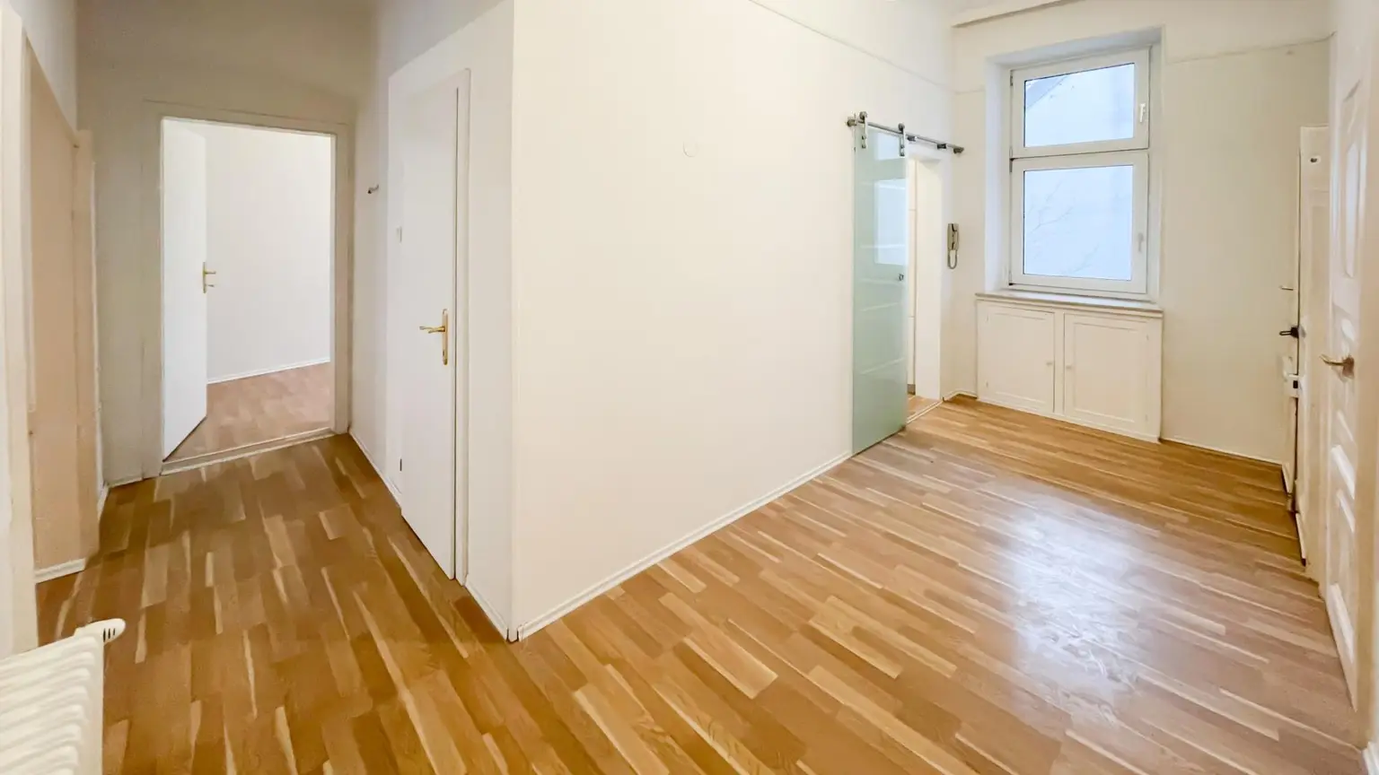 3 Zimmer mit Balkon, komplett neues Bad und WC