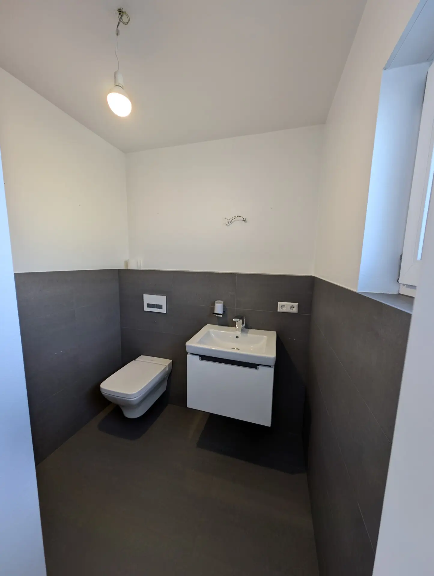 WC im EG (mit Dusche im Raum)