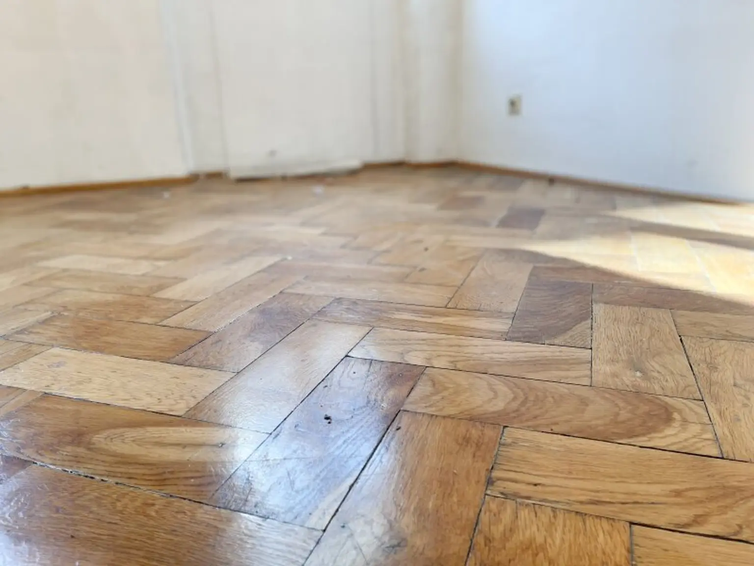 NÄHE AUGARTEN: 2,5-Zimmer-Altbauwohnung mit großem Gestaltungspotenzial beim Wallensteinplatz