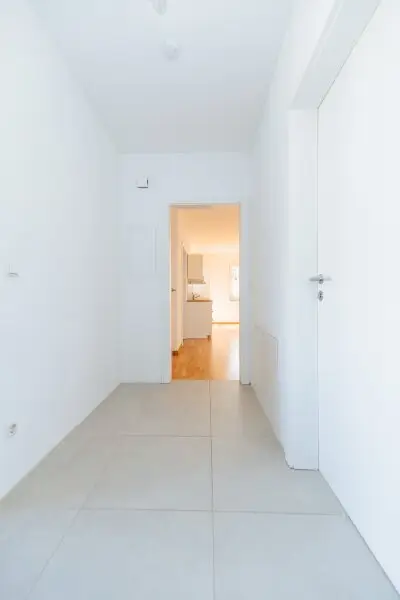 EXKLUSIVER NEUBAU I AM FUßE DES RUCKERLBERGS I SÜD-BALKON I TIEFGARAGE I DIREKT AM LEONHARDBACH I IDYLLISCH I SACKSTRAßE AB SOFORT I