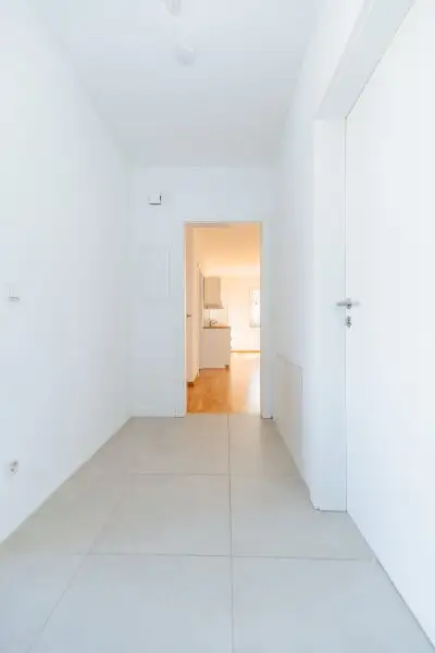 EXKLUSIVER NEUBAU I AM FUßE DES RUCKERLBERGS I SÜD-BALKON I TIEFGARAGE I DIREKT AM LEONHARDBACH I IDYLLISCH I SACKSTRAßE AB SOFORT I